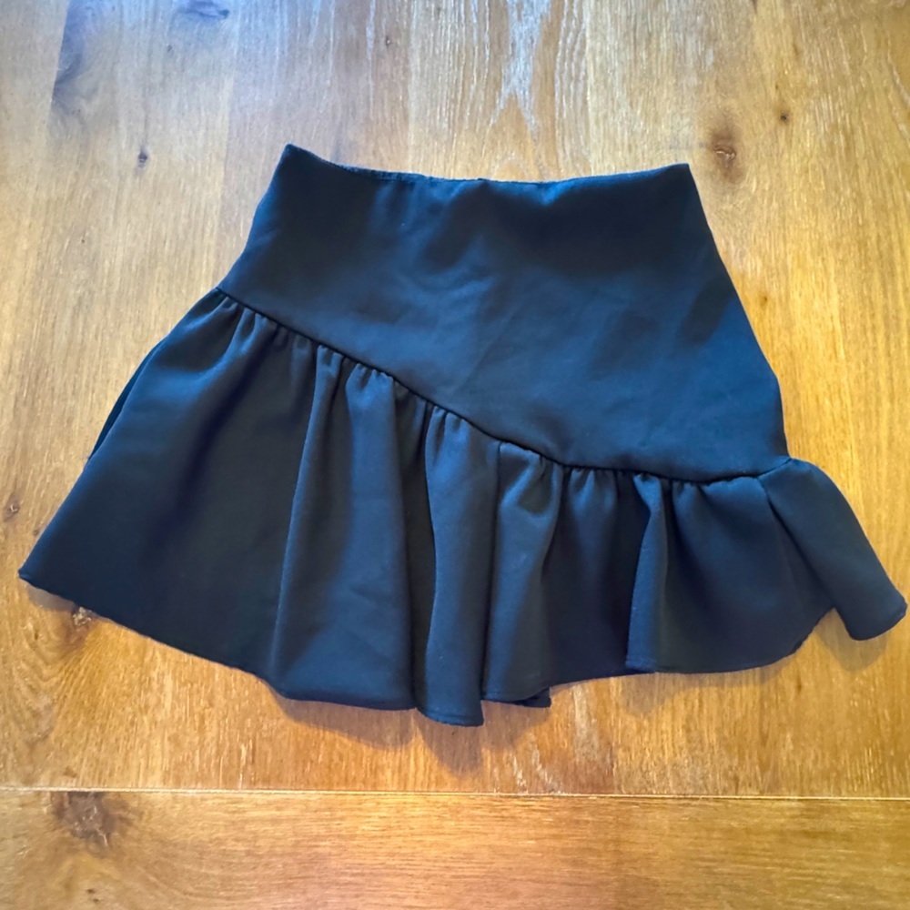 DO+BE Elegant Black Ruffle Mini Skirt